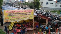 Tak hanya itu, tim gabungan juga menemukan pedagang makanan yang melebarkan dagangannya hingga ke jalan dan menggunakan lahan parkir. Pedagang bandel itu pun ditertibkan.