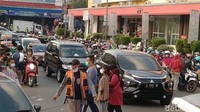 Terpisah, salah seorang pedagang makanan di Alun-alun Kota Pekalongan, Rizal (29), mengaku sejak awal puasa pengunjung lapaknya membeludak. Warga Kota Pekalongan ini mengaku sengaja menggelar tikar ke jalan tempat parkir agar tidak terjadi kerumunan di warung tendanya.