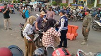 Tim gabungan dari Gugus Tugas COVID-19 Kota Pekalongan membubarkan pasar dadakan atau pasar tiban yang digelar di Alun-alun Kota Pekalongan, Jawa Tengah. Pasar tiban ini dikhawatirkan memicu kerumunan saat pandemi COVID-19 sehingga dibubarkan.