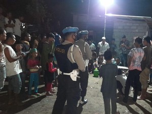 Tim Bukal Polres Lombok Barat Bubarkan Lomba Gasing Saat Pandemi