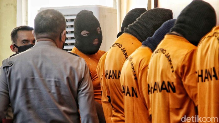 Polisi mengungkap modus debt collector yang mengepung anggota TNI. Polisi menyebut mata elang itu menyalahi aturam dam bekerja seperti preman.