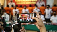 Momen anggota TNI dikepung sebelas orang debt collector pun sempat viral dan menjadi sorotan publik. Diketahui, Serda Nurhadi yang tengah menolong satu keluarga di dalam mobil dihadang hingga dikepung debt collector. Kabid Humas Polda Metro Jaya, Kombes Yusri Yunus menjelaskan peristiwa pengepungan itu terjadi di Gerbang Tol (GT) Koja Barat, Kamis (6/5) yang lalu sekitar pukul 14.00 WIB. Yusri menyebut saat itu Serda Nurhadi memang tengah berupaya membantu satu keluarga di dalam mobil. Pradita Utama/Detikcom.
