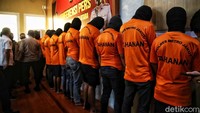 Yusri menyebut sebetulnya ini berawal dari adanya keributan di rumah keluarga tersebut. Setelah itu, Serda Nurhadi, kata Yusri, dihubungi oleh pihak sekuriti untuk membantu keluarga tersebut. Pada saat berupaya mengantar inilah Serda Nurhadi dikejar oleh sejumlah debt collector. Setibanya di GT Tol Koja Barat, keributan pun terjadi. Setelah didalami, ternyata diketahui ke-11 orang yang sempat ribut dengan Serda Nurhadi merupakan debt collector. Akhirnya pihak kepolisian pun menetapkan ke-11 tersangka tersebut sebagai tersangka. Mereka juga saat ini sudah ditahan oleh pihak kepolisian. Pradita Utama/Detikcom.