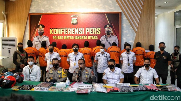 Polisi mengungkap modus debt collector yang mengepung anggota TNI. Polisi menyebut mata elang itu menyalahi aturam dam bekerja seperti preman.