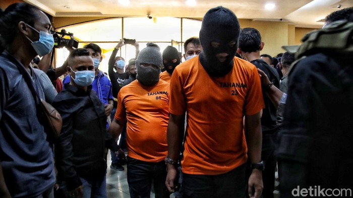 Polisi Jelaskan Modus Debt Collector Pengepung TNI Polisi mengungkap modus debt collector yang mengepung anggota TNI. Polisi menyebut mata elang itu menyalahi aturam dam bekerja seperti preman.