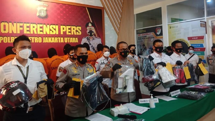 Polisi menangkap 11 debt collector yang mengepung Serda Nurhadi di Jakarta Utara