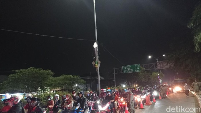 Polisi pisahkan roda empat dan roda dua di pos penyekatan Kedungwaringin, Karawang