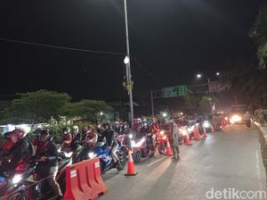 Polisi Sekat Jalan di Pos Penyekatan Bekasi-Karawang, Lalin Macet