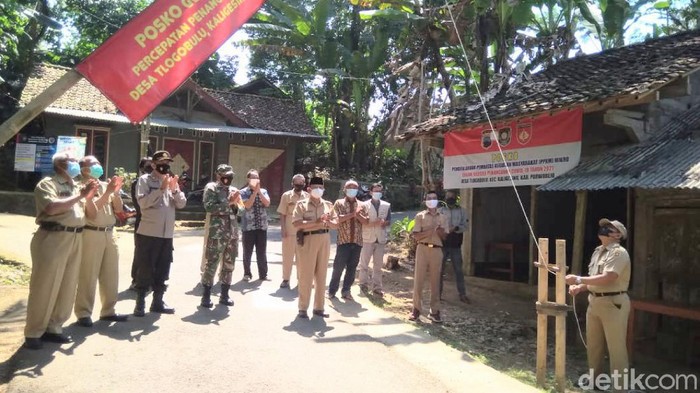 Portal di Desa Tlogobulu Purworejo kini dibuka lagi usai warganya dari klaster ziarah selesai isolasi mandiri, Senin (10/5/2021)