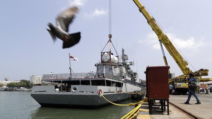 Prancis Bantu Pasokan Oksigen untuk India Liquid Medical Oxygen (LMO) cryogenic containers are unloaded from Indian naval vessel INS Trikand that arrived from Hamad Port, Qatar at Naval Dockyard In Mumbai, India, Monday, May 10, 2021. The consignment is part of the French mission