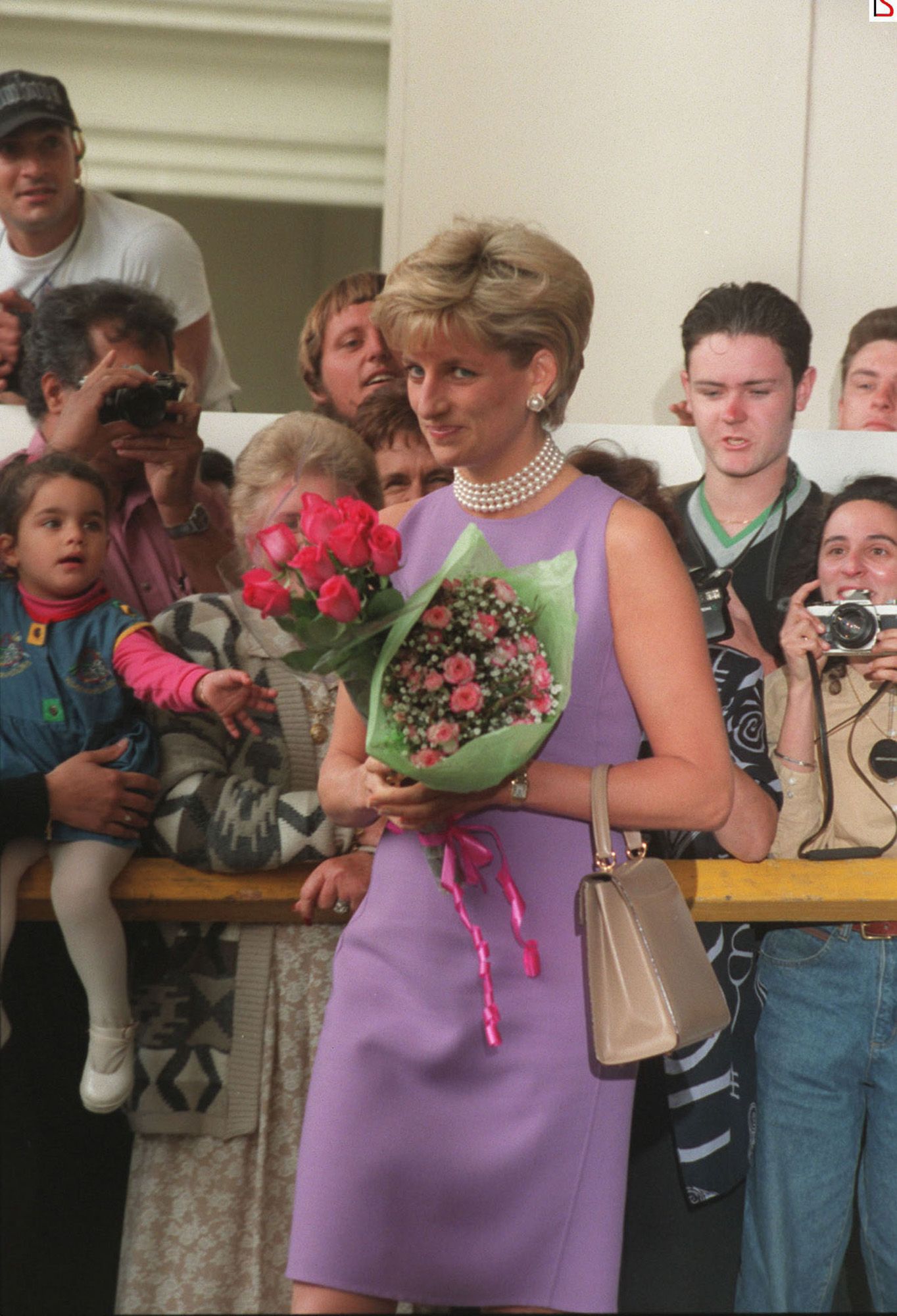 NOV 1996 - DIANA, PRINCESS OF WALES ARRIVING AT THE SACRED HEART HOSPICE IN SYDNEY. (Photo by Patrick Riviere/Getty Images)