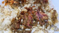 Daging pada nasi osik juga super lembut. Paling enak memakannya dicampur nasi dan sambal. Foto: detikfood