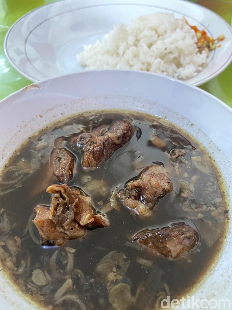 Rawon Setan: Uenak Poll! Rawon Daging Rawis Legendaris Surabaya Sejak 1952