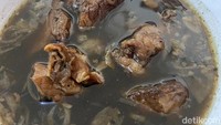 Ciri khas rawon di sini adalah memakai daging rawis yang empuk. Kuah keluaknya terasa gurih pas dan tidak terlalu pekat. Foto: detikfood