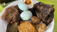 Kalau mau tambah lauk, kamu bisa cicip paru goreng, telur asin, perkedel, hingga tahu tempe. Foto: detikfood