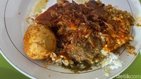 Kalau ini nasi campur bumbu Bali di Rawon Setan. Dilengkapi telur rebus hingga tahu berbumbu merah. Sedap! Foto: detikfood