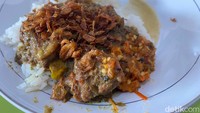 Selain rawon, Rawon Setan juga menjual nasi osik. Tampilannya mirip kare daging, namun dibuat tanpa cabai merah. Foto: detikfood