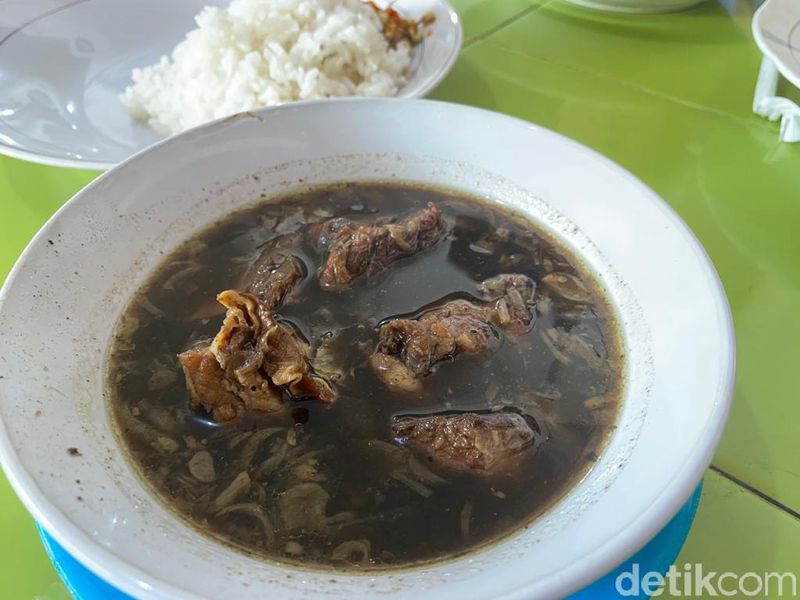 Rawon Setan: Uenak Poll! Rawon Daging Rawis Legendaris Surabaya Sejak 1952