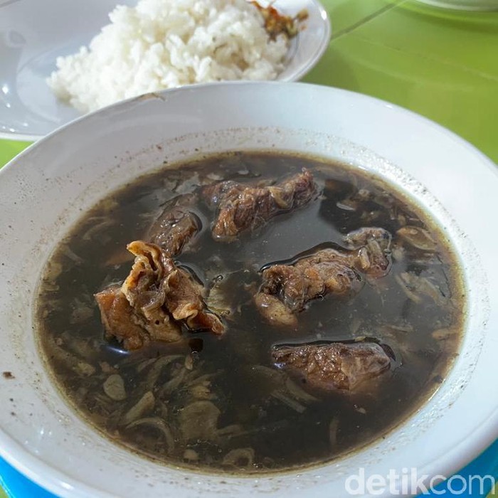 Rawon Setan: Uenak Poll! Rawon Daging Rawis Legendaris Surabaya Sejak 1952
