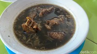 Rawon Setan juga disajikan bersama tauge pendek dan sambal. Jodoh paling pasnya tentu saja nasi hangat. Foto: detikfood