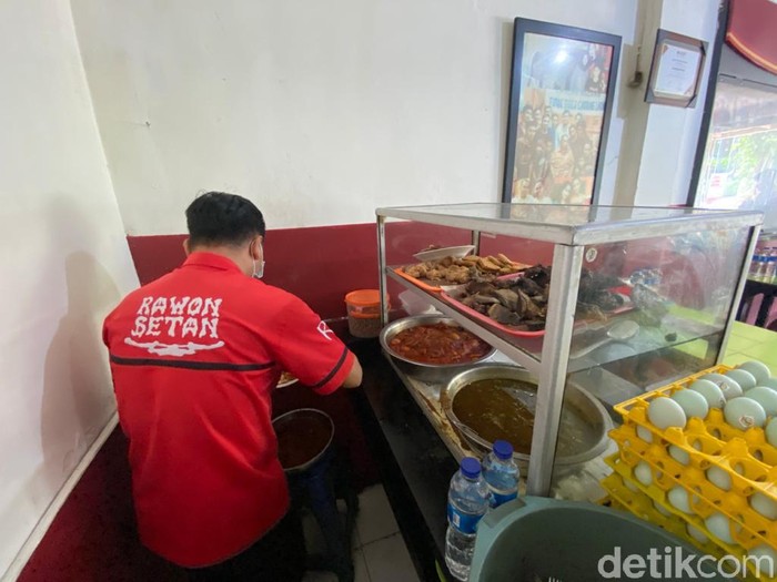 Rawon Setan: Uenak Poll! Rawon Daging Rawis Legendaris Surabaya Sejak 1952 Rawon Setan: Uenak Poll! Rawon Daging Rawis Legendaris Surabaya Sejak 1952