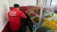 Rumah makan ini dirintis Ibu Musiati dan Bapak Sadiyo. Awalnya mereka berjualan rawon di tenda pada tahun 1952. Foto: detikfood