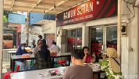 Usaha Rawon Setan kemudian berkembang menjadi rumah makan di tempat yang sekarang. Rawon Setan menempati lokasi ini pada tahun 1990. Foto: detikfood
