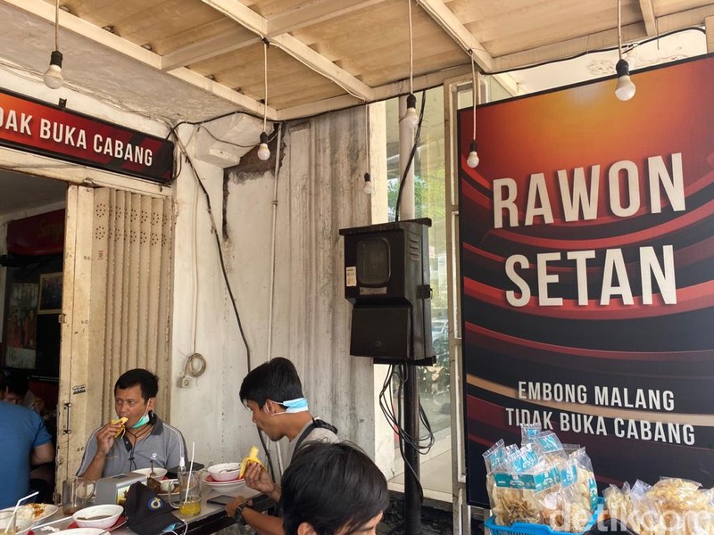 Rawon Setan: Uenak Poll! Rawon Daging Rawis Legendaris Surabaya Sejak 1952
