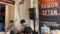 Rawon Setan berlokasi di Jalan Embong Malang Nomor 78/I. Patokan mudahnya adalah seberang JW Marriott Surabaya. Foto: detikfood