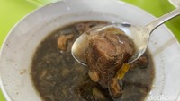 Seporsi nasi rawon pisah dibanderol Rp38 ribu. Keempukan daging rawisnya benar-benar memuaskan selera! Foto: detikfood