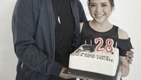 Penyanyi cilik yang dikenal lewat album Libur Telah Tiba ini, menikah dengan sang suami di tahun 2018. Mereka berdua dikenal sebagai pasangan muda yang romantis. Foto: Instagram @tasyakamila