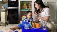 Dikaruniai satu putra yang menggemaskan. Tasya habiskan waktunya untuk menemani sang suami, dan merawat putra mereka. Foto: Instagram @tasyakamila