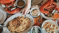 Saat jalan-jalan ke Portland, Tasya tak mau melewatkan kesempatan mencicipi lobster segar dan pasta enak yang ada di Maine. Foto: Instagram @tasyakamila