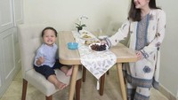Bersama sang putra, pose gemas Tasya dan putranya saat makan kurma dan aneka makanan bikin penggemarnya jadi gemas. Foto: Instagram @tasyakamila