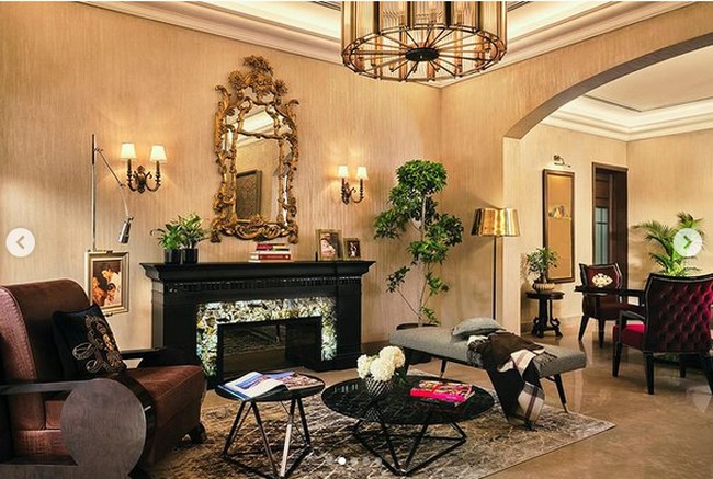 Rumah tersebut hadir dalam desain klasik kontemporer yang memancarkan kemewahan. (Foto: Instagram/@iamsrk)