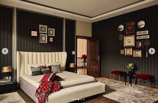 Salah satu kamar yang hadir dengan dinding kayu berwarna hitam, kontras dengan ranjang putih. Modern dan maskulin! (Foto: Instagram/@iamsrk)