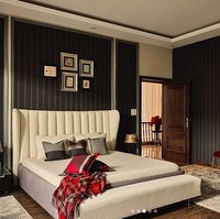 Salah satu kamar yang hadir dengan dinding kayu berwarna hitam, kontras dengan ranjang putih. Modern dan maskulin! (Foto: Instagram/@iamsrk)