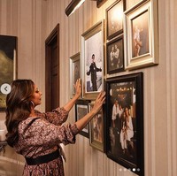 Begitu banyaknya memori dari kami pertama di Delhi, kota ini memiliki tempat spesial di hati kami.  @gaurikhan telah mendesain ulang rumah dan mengisinya dengan cinta dan rasa nostalgia, tulis bintang Kuch Kuch Hota Hai itu. (Foto: Instagram/@iamsrk)