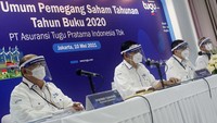 Rapat Umum Pemegang Saham Tahunan (RUPST) itu juga dihadiri oleh (ki-ka) Komisaris, Poerwo Tjahjono, Preskom, Koeshartanto, Direktur Syaiful Azhar, dan Direktur Budi P. Amir. dok. Tugu Insurance