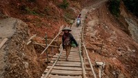 Hingga kini jalan tersebut belum dibangun kembali sehingga mengganggu aktivitas warga.
