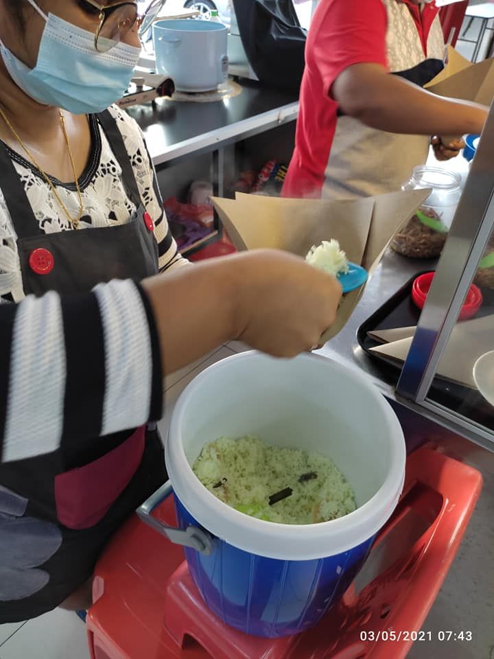 Salut! Ibu Ini Banting Tulang Jualan Nasi Lemak Setelah Ditinggal Suaminya