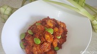 Doyan pete? Kamu harus membuat sendiri sambal udang pete. Karena rasa renyah segar pete jadi pelengkap yang pas buat udang yang gurih kenyal. Berikut ini resepnya. Foto: detikfood/Odilia