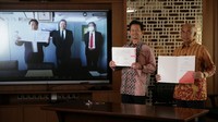 Direktur Utama PT Samudera Indonesia Tbk Bani M. Mulia (kiri depan) didampingi Direktur Samudera Indonesia Ridwan Hamid (kanan) secara virtual melalui teleconference dengan President of Osaka Asahi Kaiun Katsunobu Kitamura (kiri dalam layar) beserta perwakilan dari Naikai Zosen selaku pihak galangan kapal di Jepang menandatangani kesepakatan perjanjian dengan Osaka Asahi Kaiun untuk pembuatan 2 unit kapal peti kemas berkapasitas 1.900 TEUS di Jakarta, Senin (10/5/2021).