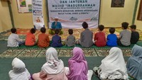 Berbagai aksi sosial seperti, Kultum Keliling panti di Jabodetabek, Berbagi Takjil, hingga Berbagi Sembako dilaksanakan baik oleh Kantor Cabang, Kantor Wilayah serta Kantor Pusat Askrindo. Corporate Communication Askrindo, Luluk Lukmiyati, mengatakan aksi sosial ini merupakan upaya nyata para milenial Askrindo berlomba-lomba dalam berbuat kebaikan selama Bulan Ramadhan. 