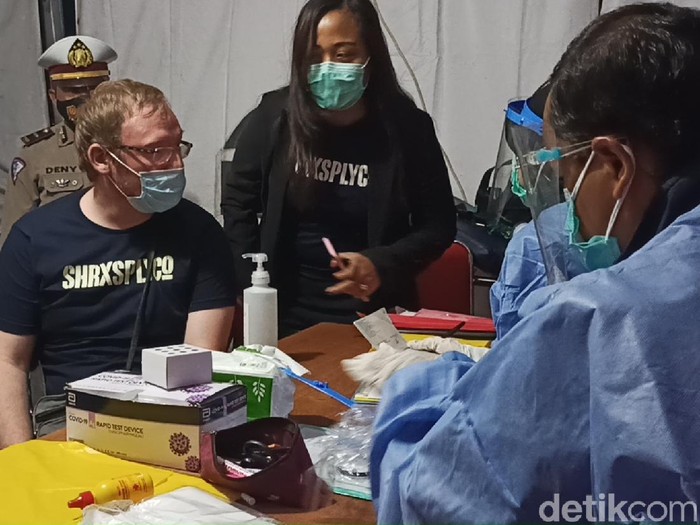 Seorang WN Prancil tercegat petugas penyekatan di Cileunyi Bandung