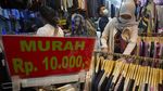 Serunya Thrifting Baju Lebaran di Pasar Senen