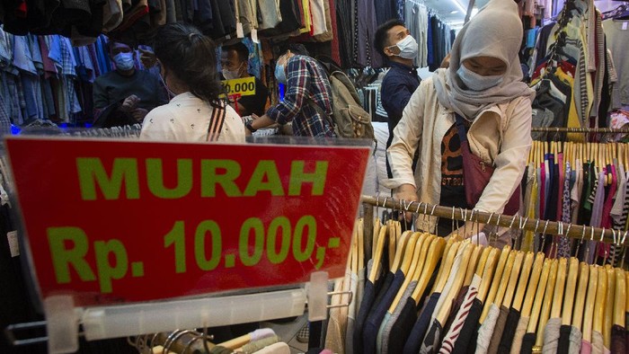 Serunya Thrifting Baju Lebaran di Pasar Senen Sejumlah warga berbelanja pakaian bekas impor di Blok 3 Pasar Senen, Jakarta, Senin (10/5/2021). Sejumlah pedagang setempat mengaku penjualan pakaian bekas impor seharga Rp20.000-Rp100.000 per buah tersebut mengalami kenaikan permintaan 50-100 persen selama sepekan terakhir menjelang Lebaran. ANTARA FOTO/Aditya Pradana Putra/aww.