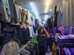 Jelang Pengumuman PPKM, PKL Pasar Senen Jakpus Tak Patuh Aturan Masker