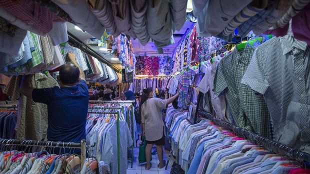 Sejumlah warga berbelanja pakaian bekas impor di Blok 3 Pasar Senen, Jakarta, Senin (10/5/2021). Sejumlah pedagang setempat mengaku penjualan pakaian bekas impor seharga Rp20.000-Rp100.000 per buah tersebut mengalami kenaikan permintaan 50-100 persen selama sepekan terakhir menjelang Lebaran. ANTARA FOTO/Aditya Pradana Putra/aww.