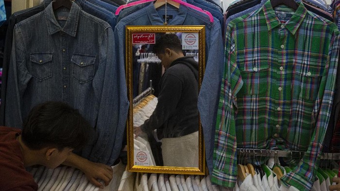 Sejumlah warga berbelanja pakaian bekas impor di Blok 3 Pasar Senen, Jakarta, Senin (10/5/2021). Sejumlah pedagang setempat mengaku penjualan pakaian bekas impor seharga Rp20.000-Rp100.000 per buah tersebut mengalami kenaikan permintaan 50-100 persen selama sepekan terakhir menjelang Lebaran. ANTARA FOTO/Aditya Pradana Putra/aww.